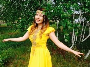 Yulia Innokentieva tells competitors in Columbus about Yakutian dance Ohuokai 