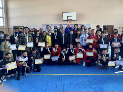 Participants of the Uzbekistan Mas-Wrestling Championship greet friends around the world