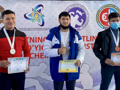 Participants of the Uzbekistan Mas-Wrestling Championship greet friends around the world