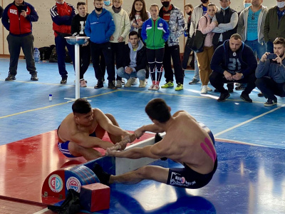 Participants of the Uzbekistan Mas-Wrestling Championship greet friends around the world