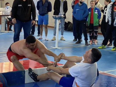 Participants of the Uzbekistan Mas-Wrestling Championship greet friends around the world