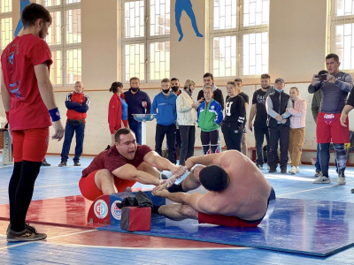 Participants of the Uzbekistan Mas-Wrestling Championship greet friends around the world