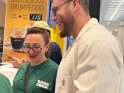 The South American Mas-wrestling Championship kicked off with friendly embraces