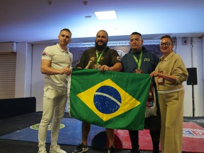 The South American Mas-wrestling Championship kicked off with friendly embraces
