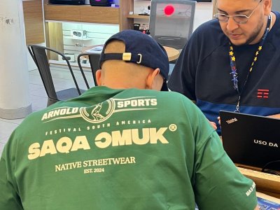 The South American Mas-wrestling Championship kicked off with friendly embraces