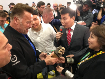 Arnold Schwarzenegger launches mas-wrestling competition in Australia