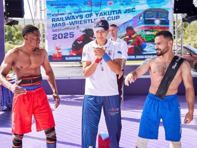 International mas-wrestling teams clash again on Russky Island 