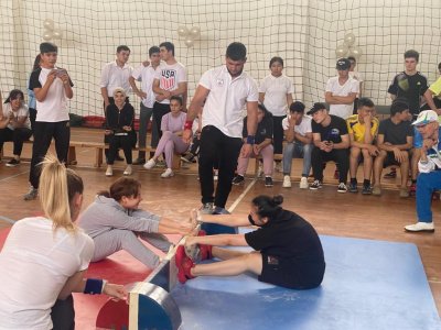 В городе Ташкенте в мас-рестлинге состязались учащиеся лицеев и колледжей