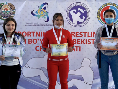 Participants of the Uzbekistan Mas-Wrestling Championship greet friends around the world