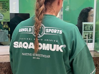 The South American Mas-wrestling Championship kicked off with friendly embraces