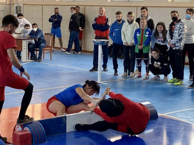 Participants of the Uzbekistan Mas-Wrestling Championship greet friends around the world