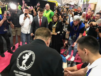 Arnold Schwarzenegger launches mas-wrestling competition in Australia