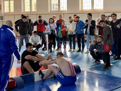 Participants of the Uzbekistan Mas-Wrestling Championship greet friends around the world