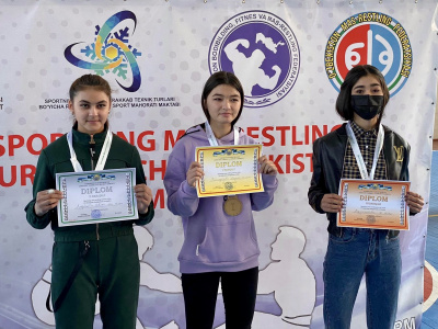 Participants of the Uzbekistan Mas-Wrestling Championship greet friends around the world