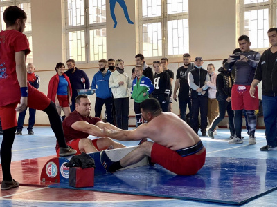 Participants of the Uzbekistan Mas-Wrestling Championship greet friends around the world