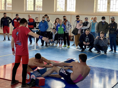 Participants of the Uzbekistan Mas-Wrestling Championship greet friends around the world