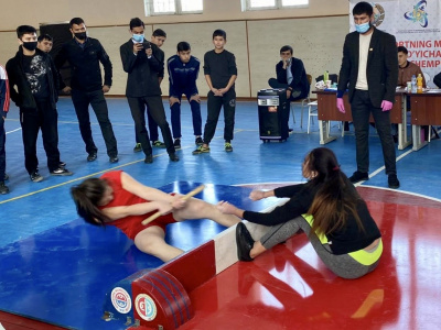 Participants of the Uzbekistan Mas-Wrestling Championship greet friends around the world