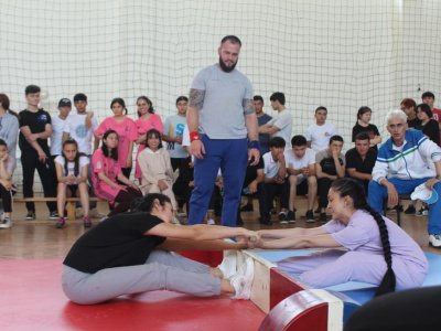 В городе Ташкенте в мас-рестлинге состязались учащиеся лицеев и колледжей