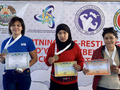 Participants of the Uzbekistan Mas-Wrestling Championship greet friends around the world