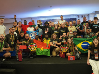 The South American Mas-wrestling Championship kicked off with friendly embraces