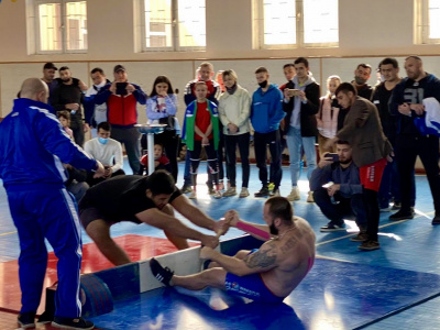 Participants of the Uzbekistan Mas-Wrestling Championship greet friends around the world