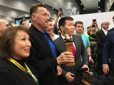 Arnold Schwarzenegger launches mas-wrestling competition in Australia