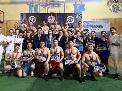 The police of Mongolia have risen to the platform of mas-wrestling!