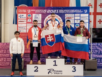 Все эмоции в фоторепортаже Максима Суханова